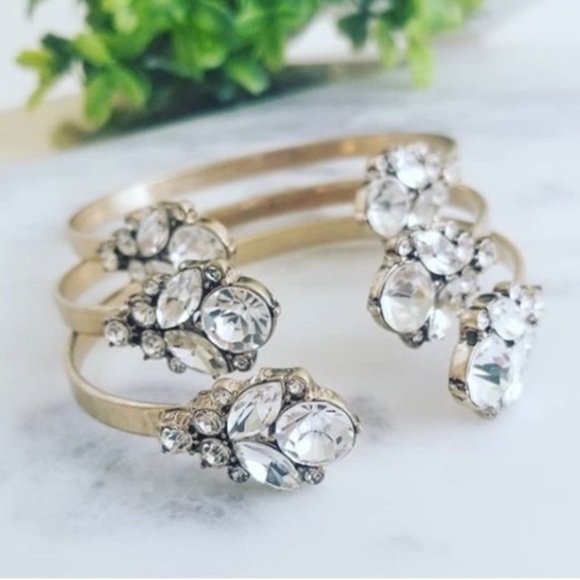 Jewelry - 🚨20% Off Bundles🚨 Crystal Cuff Bracelet